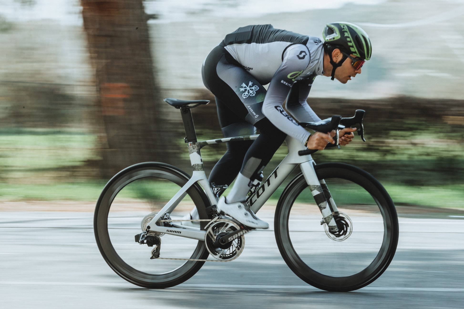 Yas Mena Cycles road bike pirelli p zero tt